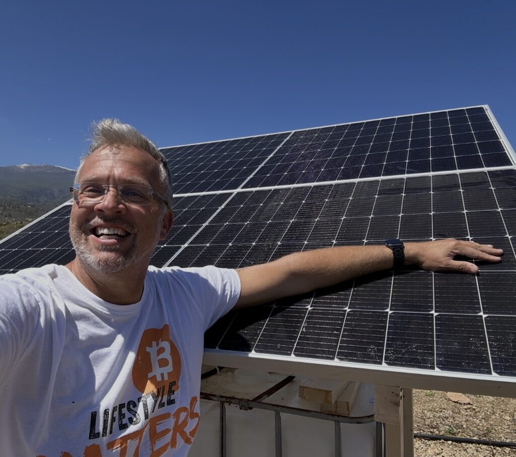 Angelo Franke vor Agri PV Modul auf Teneriffa